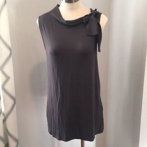 Stunning sleeveless top with ties.